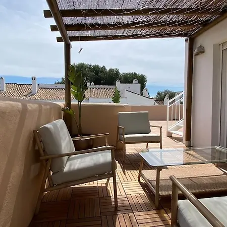 Luxurious Penthouse With 180m2 Sunlit Terrace *