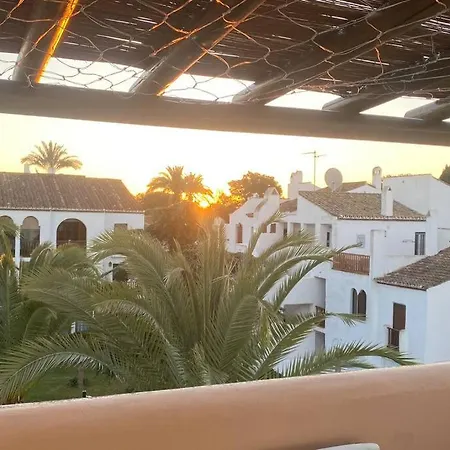 Luxurious Penthouse With 180m2 Sunlit Terrace Apartment *
