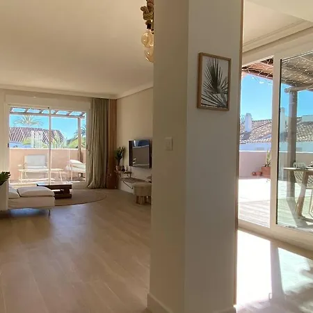 Luxurious Penthouse With 180m2 Sunlit Terrace Apartment *