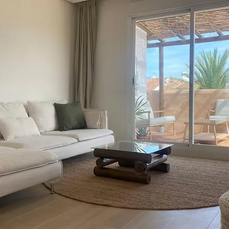 Luxurious Penthouse With 180m2 Sunlit Terrace Apartment *